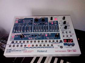 Roland SH-32