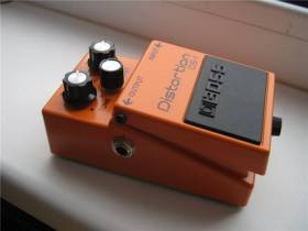 педаль BOSS DS-1 distortion