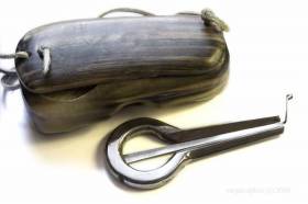 Большой темир-комуз Батырканова в роговом футляре - Киргизский варган (комуз)