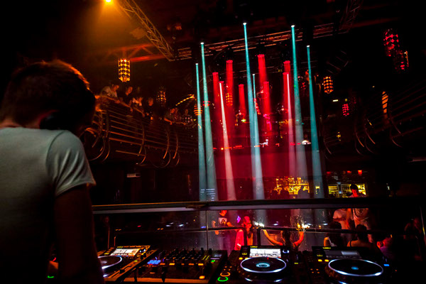 MAC Aura и MAC 101 в ночном клубе Family