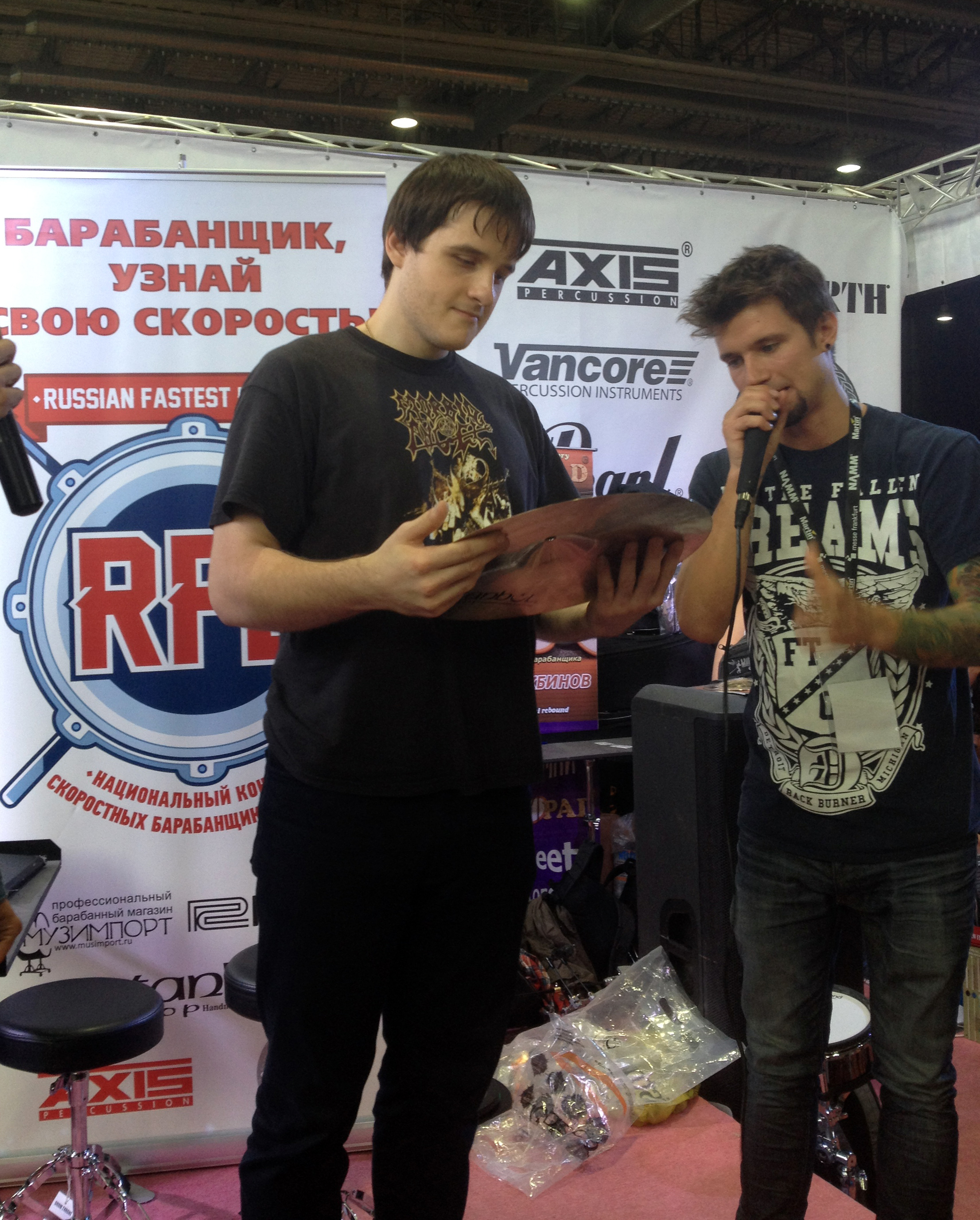 Финалист конкурса скоростных барабанщиков, установивший новый российский рекорд по игре ногами.