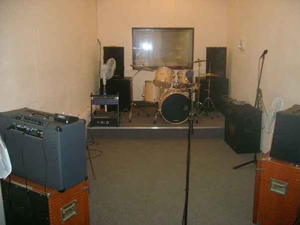 Звукозаписывающая студия казань. Студия звукозаписи ключ. Студия звукозаписи иркутск. Звукозаписывающая студия. Домашняя студия для мастеринга.